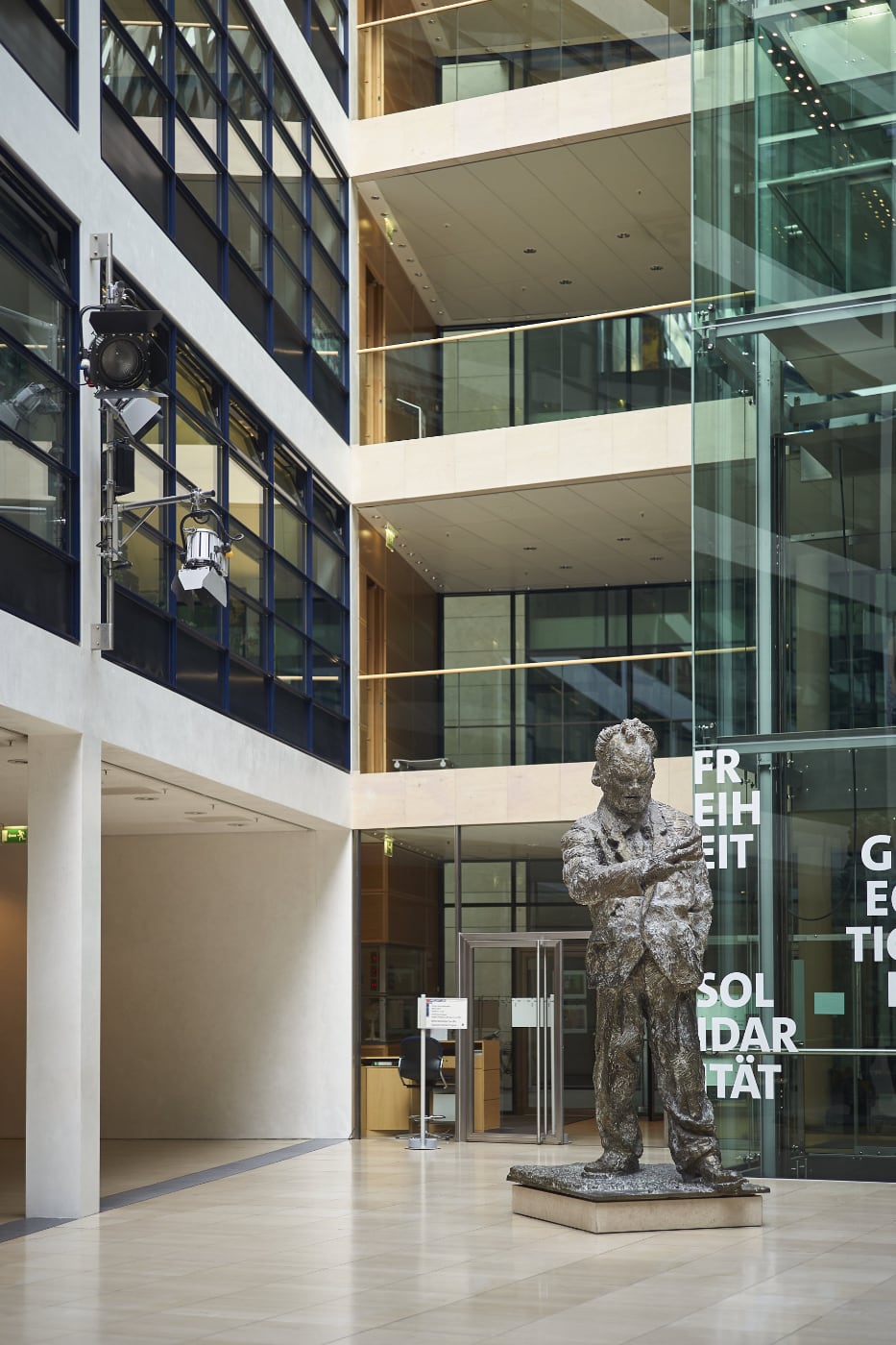 Willy-Brandt-Haus Architekturaufnahme Das Foyer des Willy-Brant-Hauses mit Statue von Willy Brandt